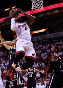 Fortaleza. LeBron James busca donquear la pelota ante la oposición de un jugador de Brooklyn en el choque donde el Heat avanzó a una nueva final en la Conferencia del Este. Ahora Miami se enfrentará al ganador de la serie entre los Wizards y los Pacers. 