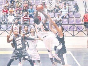 Brian Green ejecuta una acción ofensiva anoche en Puerto Plata. 