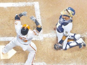 Nelson Cruz reacciona tras despachar su jonrón de la jornada ante Milwaukee. (AP )