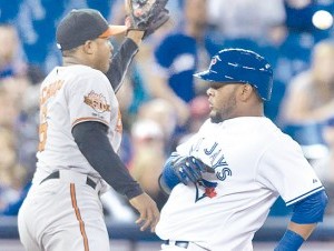 Juan Francisco, derecha, sacudió ayer su tercer cuadrangular para Toronto. (AP ) .