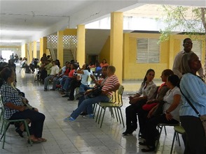 Protesta. Profesores de Neiba se mantienen en paro de labores reclamando el pago del completivo salarial.