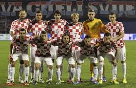 El equipo de fútbol de Croacia posa antes del comienzo de un partido clasificación correpondiente contra Islandia, en Zagreb, dentro de las eliminatorias de la Copa Mundial Brasil 2014. Detrás y desde la izquierda: Josip Simunic, Mario Mandzukic, Vedran Corluka, Ivan Rakitic, Stipe Pletikosa e Ivan Perisic. En primer plano, de izquierda: Darijo Srna, Mateo Kovacic, Luka Modric, Danijel Pranjic e Ivica Olic.