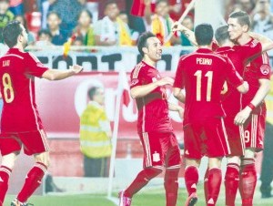 Fernando Torres, derecha, es felicitado por sus compañeros tras el gol de ayer. (AP )                       