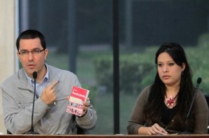 Vicepresidente Jorge Arreaza junto a la superintendente de precios justos, Andreína Tarazón.
