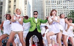 Gracias a su clip, en el cual el cantante imita al bailar la monta de un caballo invisible, Psy logró convertirse en una celebridad mundial en 2012.