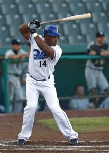 Veterano. Julio Franco, de los Cats de Fort Worth, batea contra RioGrande Valley WhiteWings en la Liga Unida en el juego del martes.