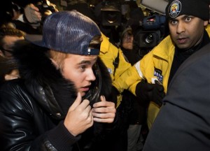 El cantante canadiense Justin Bieber ingresa a la comisaria para entregarse a la policía de Toronto para enfrentar un cargo de agresión, el miércoles 29 de enero de 2014.AP
