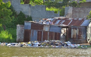 Recorrido por el Rio Ozama uno de los mas caudalosos del pais pero tambien de los más contaminados, debido a la falta de recursos para su proteccion, barcos hundidos o varados, plantas de generacion electrica en sus orillas y la cantidad de barrios marginados desde donde todos los desperdicios van a parar al río.