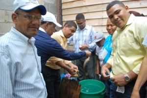 El diputado del Partido de la Liberación Dominicana (PLD), Tulio Jiménez, encabezó en Haina la jornada de concientización social para la eliminación de los criaderos de mosquitos, a fin de controlar el virus de la chikungunya y el dengue.