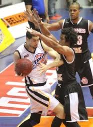 Eloy Vargas, de los Metros, trata de hacer ofensiva ante el asedio de Manuel Fortuna, de los Leones.