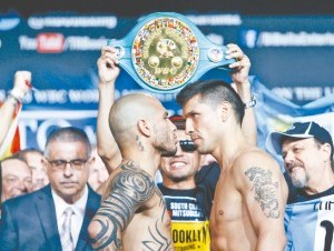 Miguel Cotto (izquierda) y Sergio -Maravilla- Martínez se miran cara a cara durante el pesaje de ayer en Nueva York. (AP ) 