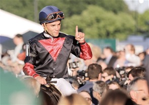 Logro. Joel Rosario saluda a la multitud luego de conquistar el Belmont Stakes, tercera pata de la Triple Corona hípica.