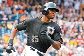 Debut. Gregory Polanco, de los Piratas, corre luego de fallar con un elevado al torpedero en su primer turno al bate en las Grandes Ligas.