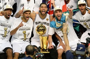 Kawhi Leonard, el Más Valioso de la Final, Tony Parker, Tim Duncan, Manu Ginobili y Patty Mills celebran con el trofeo Larry O’Brien que los acredita como campeones de la NBA luego de derrotar a los Heat de Miami con pizarra de 107-84 en el quinto partido.