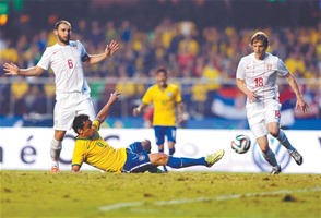 Acción. Fred, al centro, de Brasil disputa el balón ante Serbia durante un partido amistoso previo al Mundial de Fútbol de la FIFA Brasil 2014 en el estadio Morumbi de Sao Paulo (Brasil). El torneo inicia el día 12 de este mes.