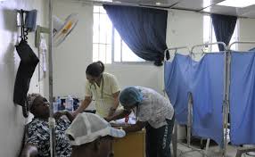 Médicos del área de consulta en emergencia del hospital Luis Eduardo Aybar, asisten una señora afectada con la chikungunya, y donde afirman trabajan inadecuadamente.