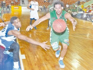 Gerardo Suero (izq.) y Manuel Guzmán se disputan el balón.