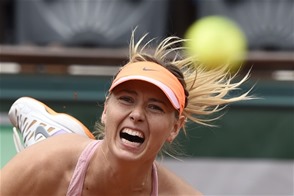 Ruta ganadora. La rusa María Sharapova devuelve un servicio a la latina Garbiñe Muguruza.