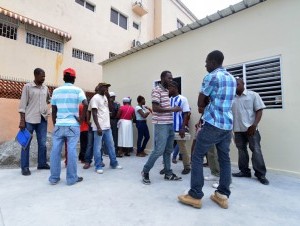 Extranjeros acuden a un centro de la provincia Santo Domingo para regularizar su estatus migratorio.  