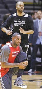 Estrellas. Tony Parker (Spurs) y LeBron James (Heat) buscarán llevar a sus respectivos equipos a la victoria en la final de la NBA que se inicia esta noche.