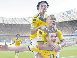 James Rodríguez (10) celebra junto a sus compañeros el gol encestado en el minuto 64 para Colombia ante Costa de Marfil. (AP ) .