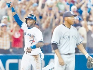 El dominicano José Reyes anota la carrera del triunfo de Toronto anoche. (AP ) 