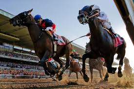 El ejemplar Tonalist (izquierda) montado por el dominicano Joel Rosario supera por la mínima a Commissioner (8) para ganar el Belmont Stakes. AP.