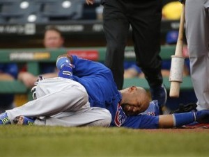 Emilio Bonifacio, de los Cachorros de Chicago, yace sobre el campo tras pegar una roleta y salir de la caja de bateo durante el primer inning del partido ante los Piratas en Pittsburgh. (AP ) 