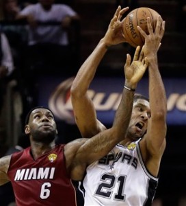 Debajo del palo. Tim Duncan, de San Antonio, domina el rebote ante el estelar de Miami, LeBron James, durante el primer partido de la serie final de la NBA.