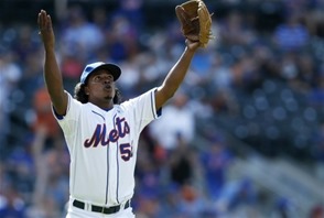 El relevista Jenrry Mejia, de los Mets de Nueva York, reacciona después de preservar la victoria de 3-1 sobre los Padres de San Diego.