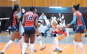 Jugadoras del equipo dominicano reaccionan luego de vencer 3-1 a Estados Unidos en el partido final de la Copa Panamericana. 