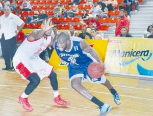 James Maye, de Titanes, en plena acción anoche ante los Leones. 