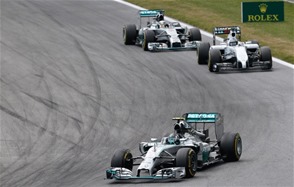 Mercedes domina. El alemán Nico Rosberg, marcha delante del piloto inglés Lewis Hamilton, de la Williams, y de Valtteri Bottas, de Finlandia; durante la competencia de ayer de Fórmula Uno, en Austria.