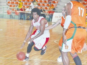 Manuel Fortuna, izquierda, anotó 28 puntos anoche para los Leones. 