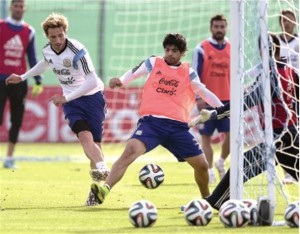 PRÁCTICA. Lucas Biglia, a la izquierda, golpea la pelota junto a Ever Banega durante una sesión de entrenamientos de la selección de Argentina.