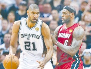 Tim Duncan y LeBron James van al desempate personal en una serie final de la NBA. (AP ) 