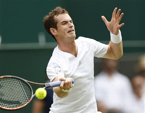 Andy Murray devuelve la pelota con fortaleza durante su primer compromiso celebrado en el Abierto de Wimbledon.