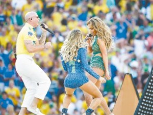 La cantante Jennifer López, el rapero Pitbull y la intérprete brasileña Claudia Leitte cautivaron en la ceremonia. (AP ) 