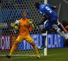 Momento en que el delantero italiano Mario Balotelli anota el gol con un cabezazo para darle la ventaja a su selección. ap