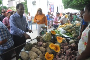 Los agromercados fueron abastecidos de una diversidad de productos entre ellos, yuca, batata, ñame, plátano, guineo, huevos, carnes, verduras y otros productos de la canasta familiar, ofertados a precios sumamente baratos.