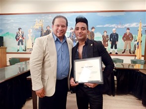 Reconocimiento. El alcalde de Peth Amboy, Irving Lozada, entrega un pergamino por la trayectoria de Elvis Martínez, "El Jefe".
