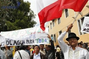 Comuneros llegaron hasta la Asamblea Legislativa de Ecuador para respaldar la aprobación de la Ley de Aguas. 