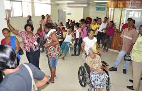 En el área de emergencia del hospital Luis Eduardo Aybar, la situación era caótica y desesperante para familiares de las personas afectadas con chikungunya, ya que sólo había dos médicas asistiendo decenas con síntoma del virus.