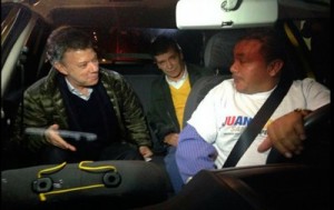 El presidente-candidato se desplazó en una caravana de más de 400 taxistas que expresaron su respaldo por la iniciativa.