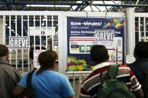 Usuarios del metro de Sao Paulo leen el aviso de huelga en la entrada de una de las estaciones.