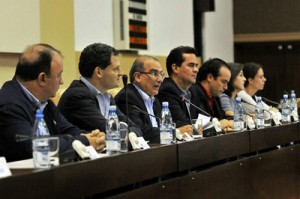 Las negociaciones, iniciadas en noviembre de 2012, se encuentran a mitad de camino, pues ambas partes han consensuado tres de los seis puntos de la agenda destinada a acabar un conflicto armado de medio siglo.