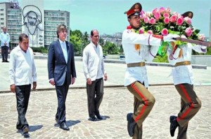 Visita protocolar. El vicepresidente, Amado Boudou, participa ayer, junto al canciller cubano Rogelio García Díaz