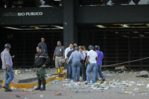 Grupos vandálicos atacaron la sede de la Fiscalía General en la capital venezolana, tras el llamado a la violencia del derechista Leopoldo López.