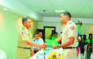 Comandante del Ejército, Rubén Darío Paulino Sem entrega diploma.