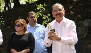 El presidente Danilo Medina exhibe una planta para siembra y conservación ecológica, con motivo de celebrarse este jueves el Día Mundial del Medio Ambiente.